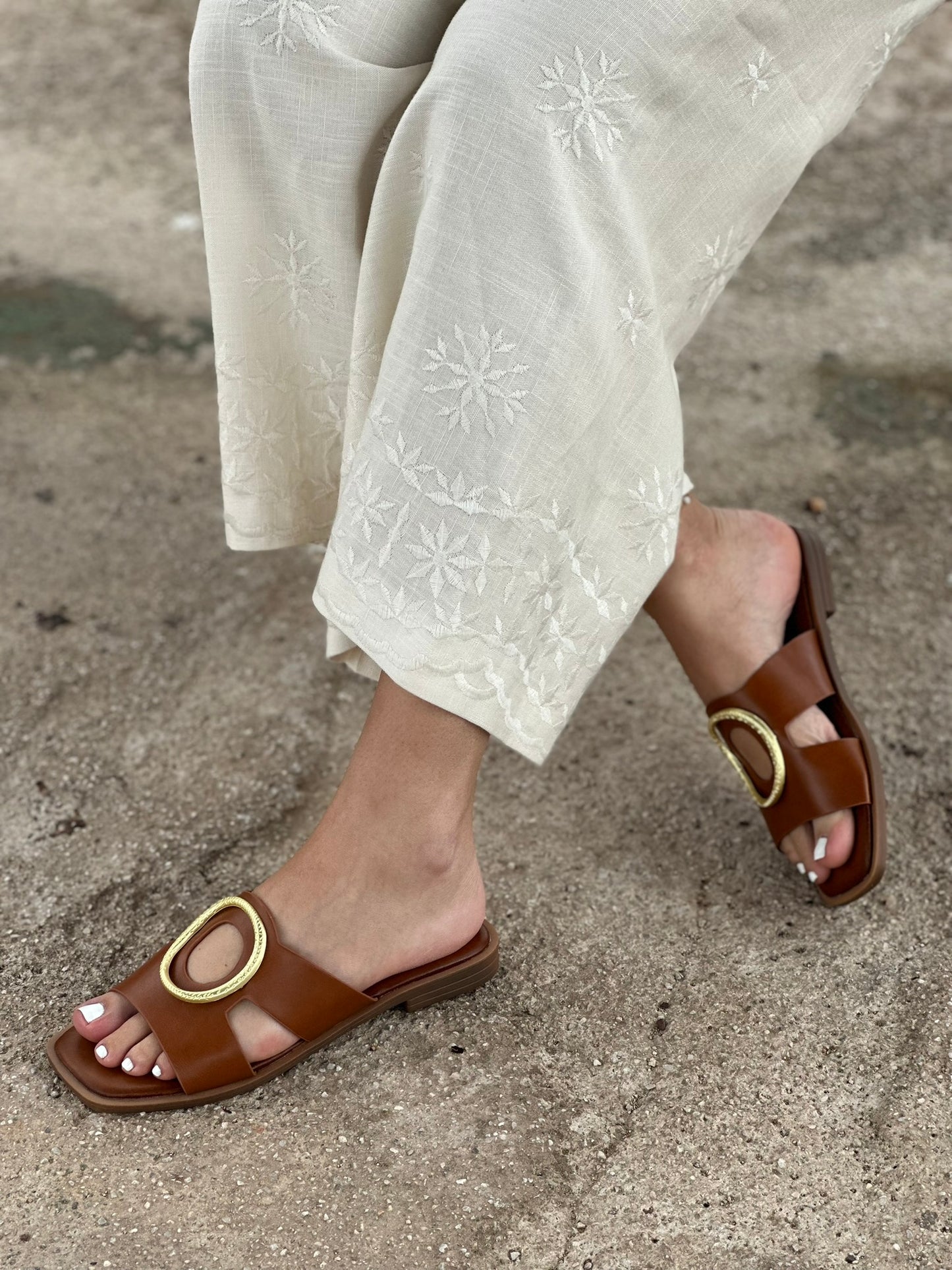 FLAT SANDALS