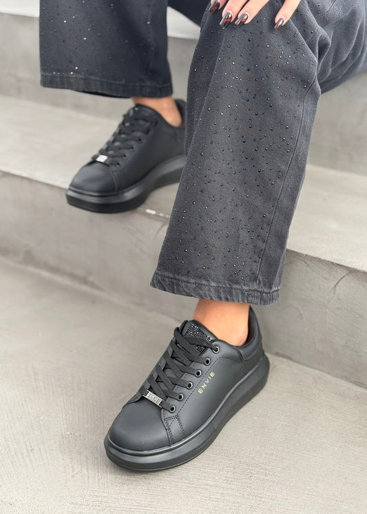 LOW TOP SNEAKERS