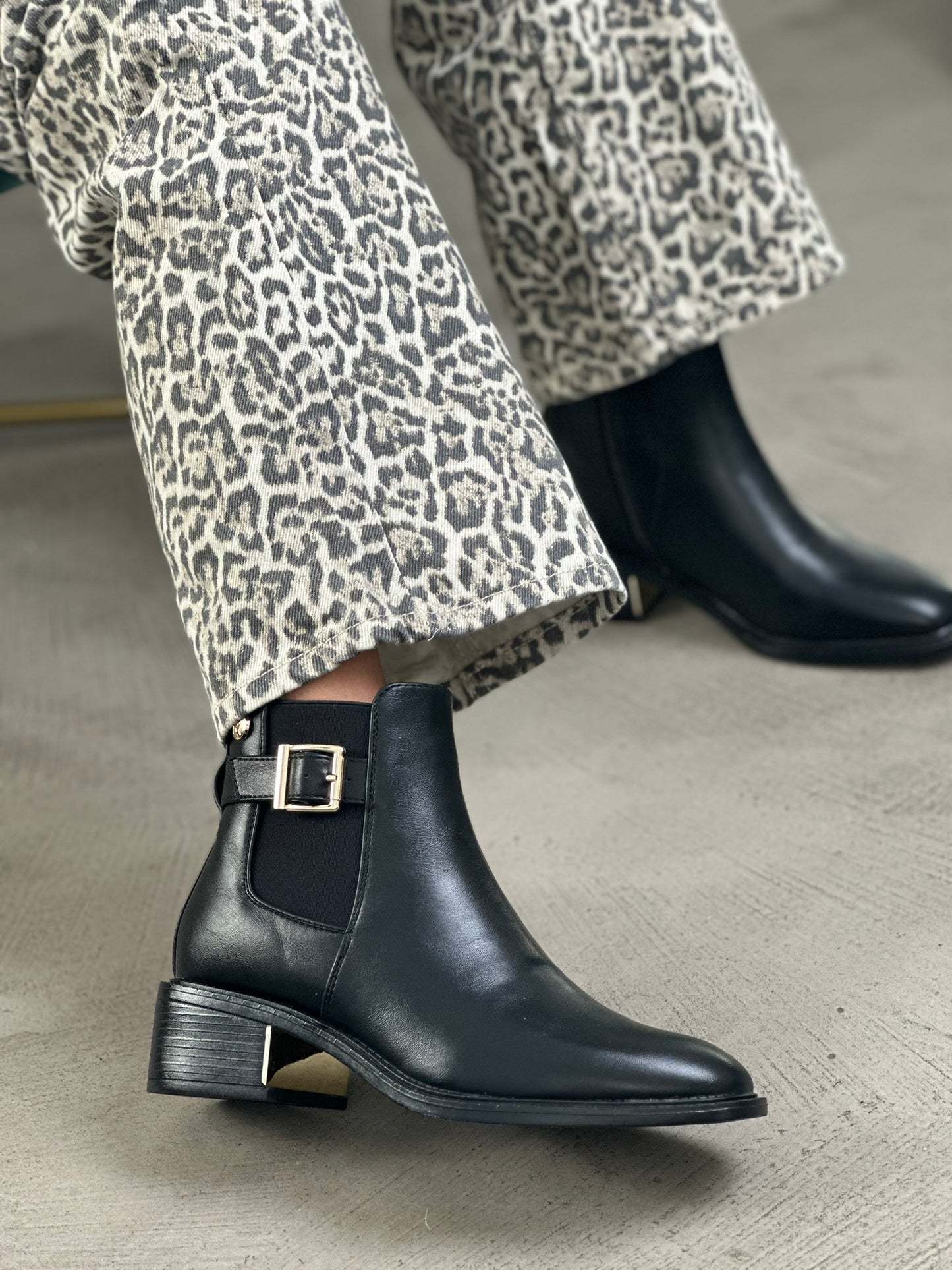 BUCKLE STRAP MID-HEEL BOOTIES