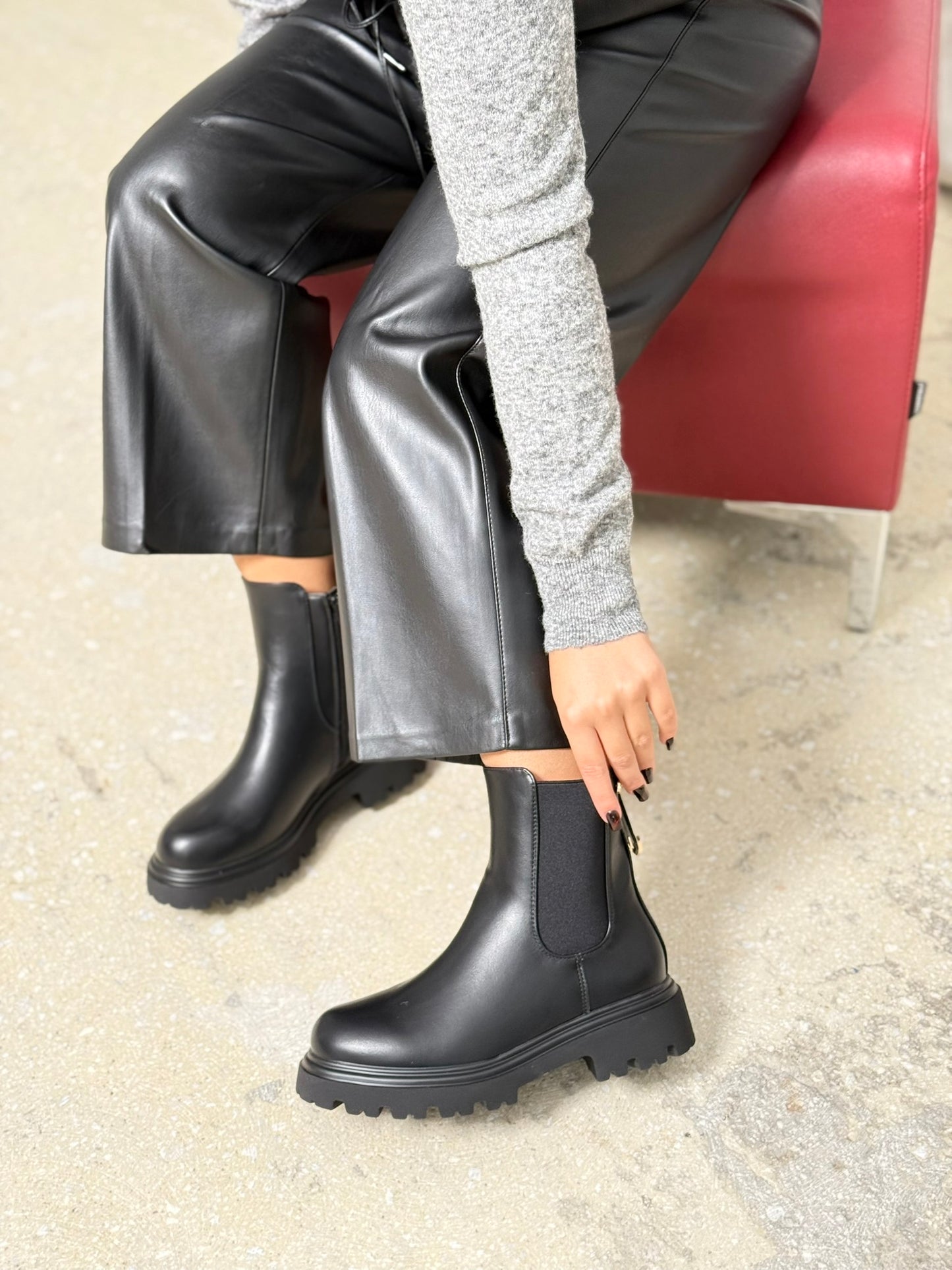 CHELSEA BOOTS