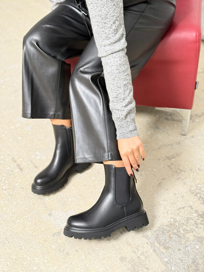 CHELSEA BOOTS