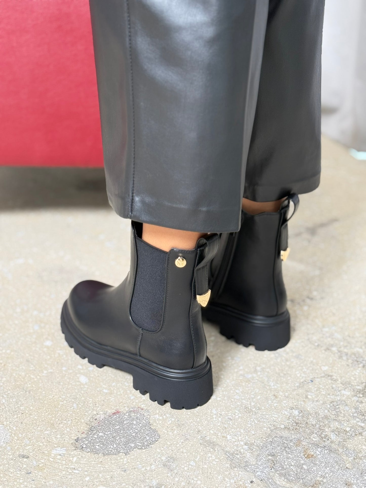 CHELSEA BOOTS