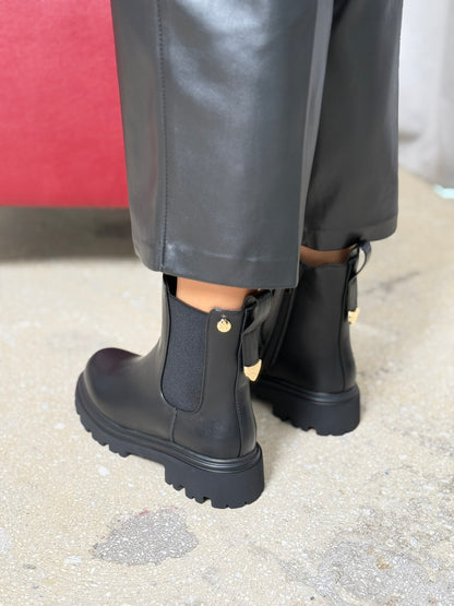 CHELSEA BOOTS