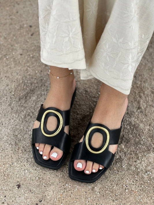 FLAT SANDALS