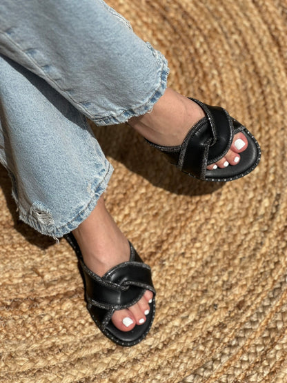 FLAT SANDALS