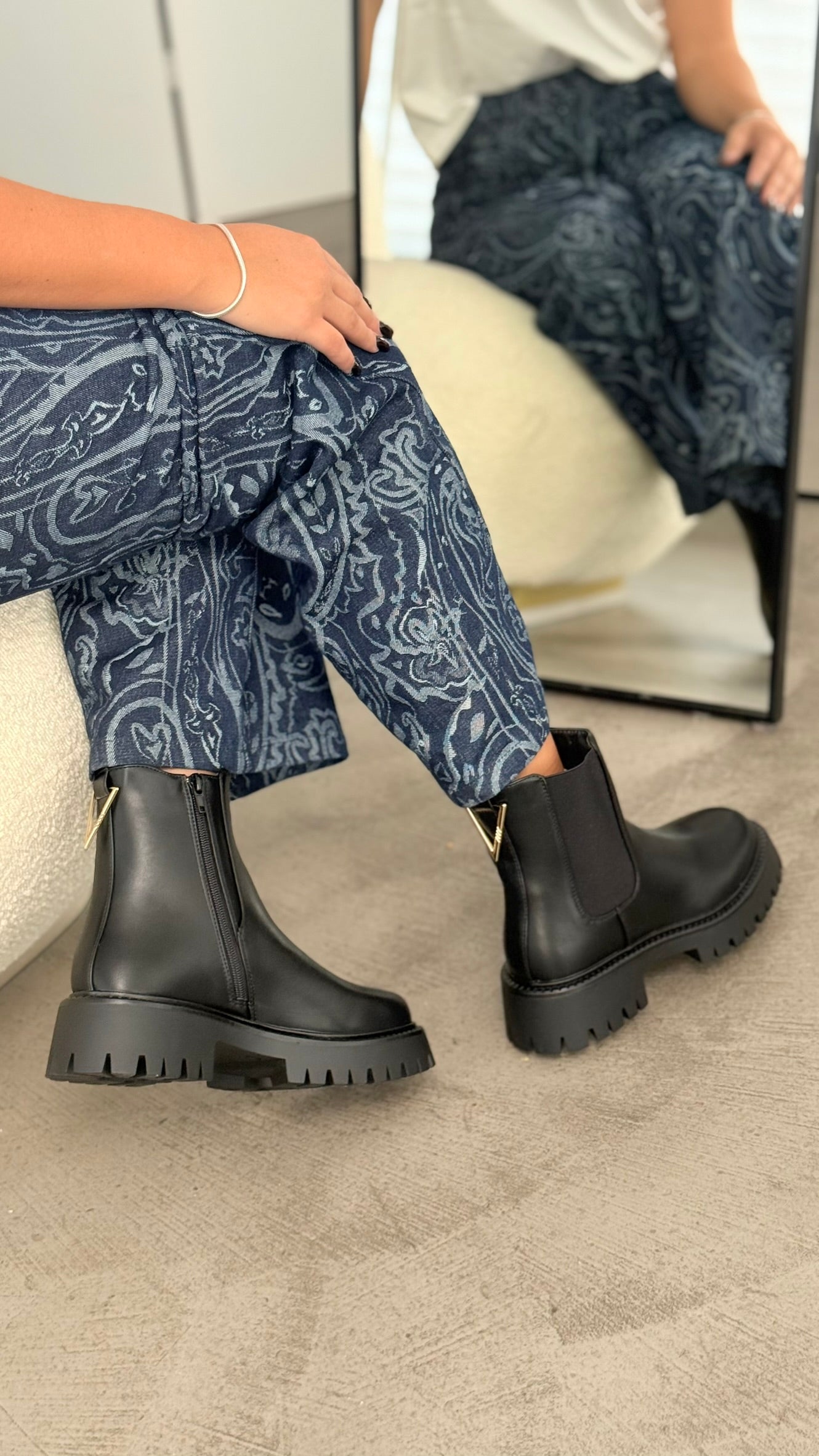 CHELSEA BOOTS
