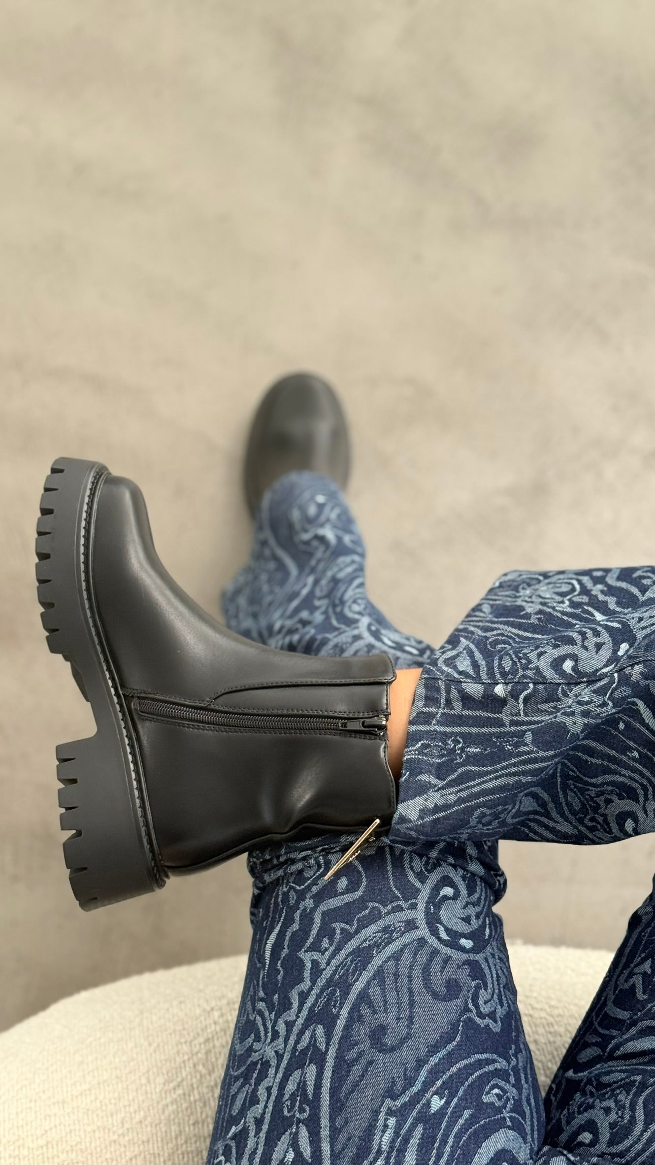 CHELSEA BOOTS