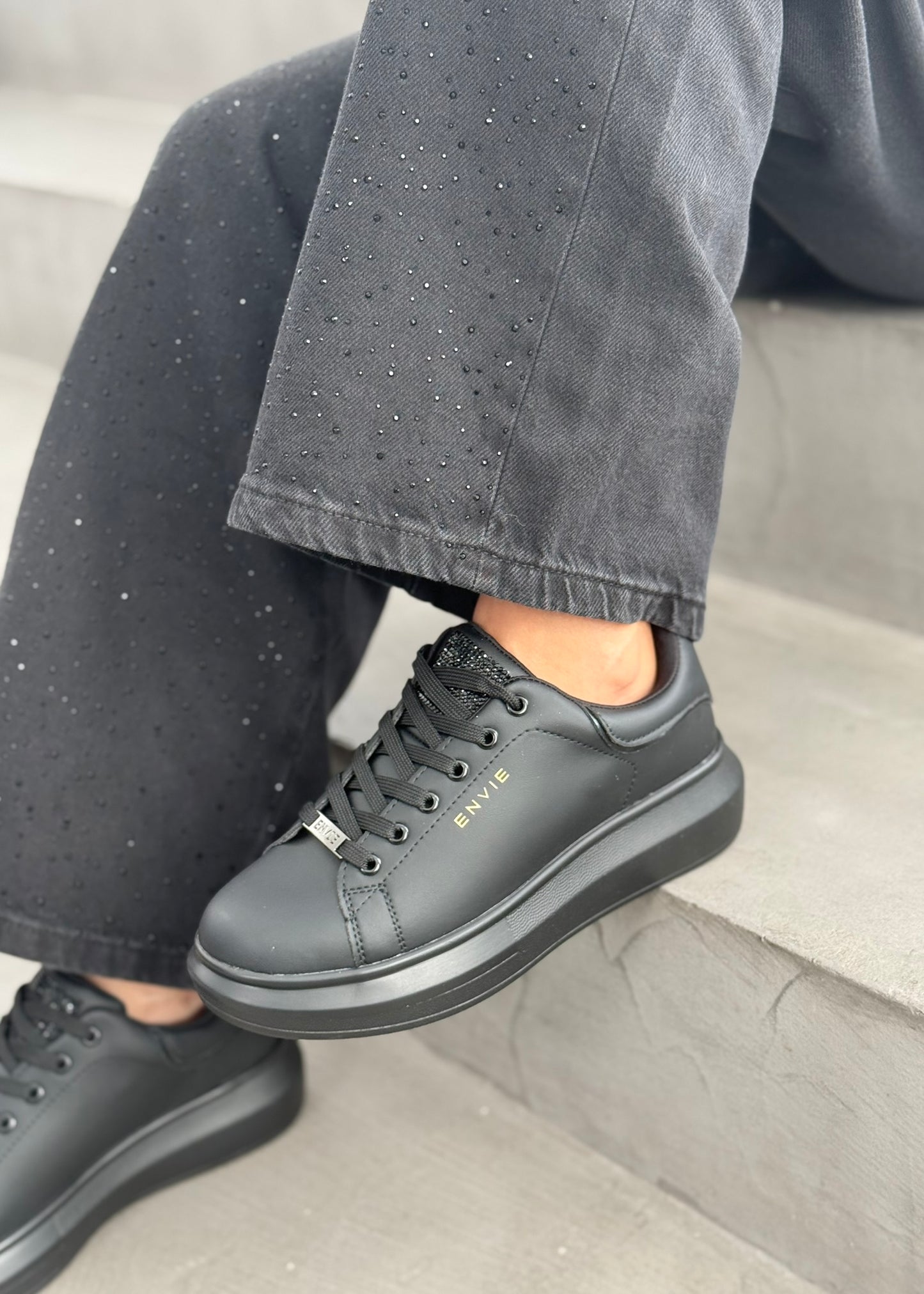 LOW TOP SNEAKERS