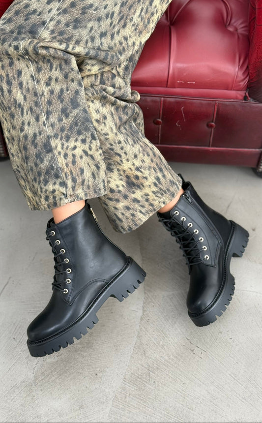 COMBAT BOOTS