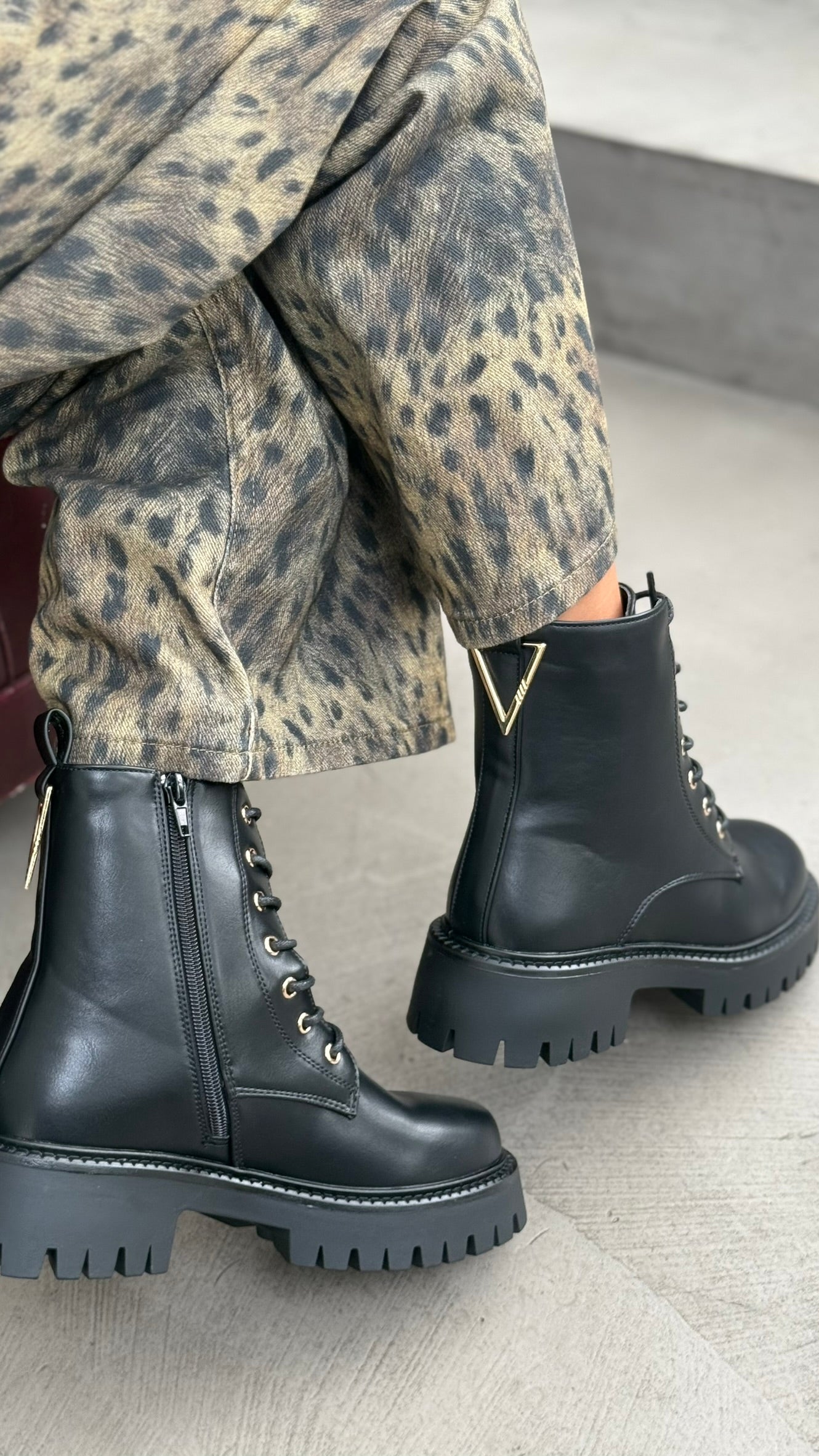 COMBAT BOOTS
