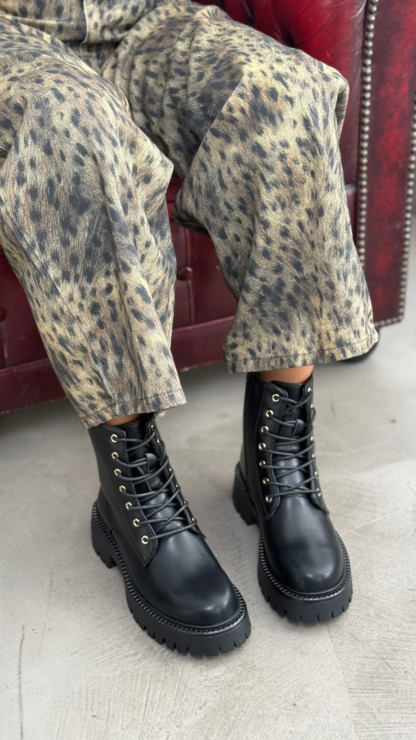 COMBAT BOOTS