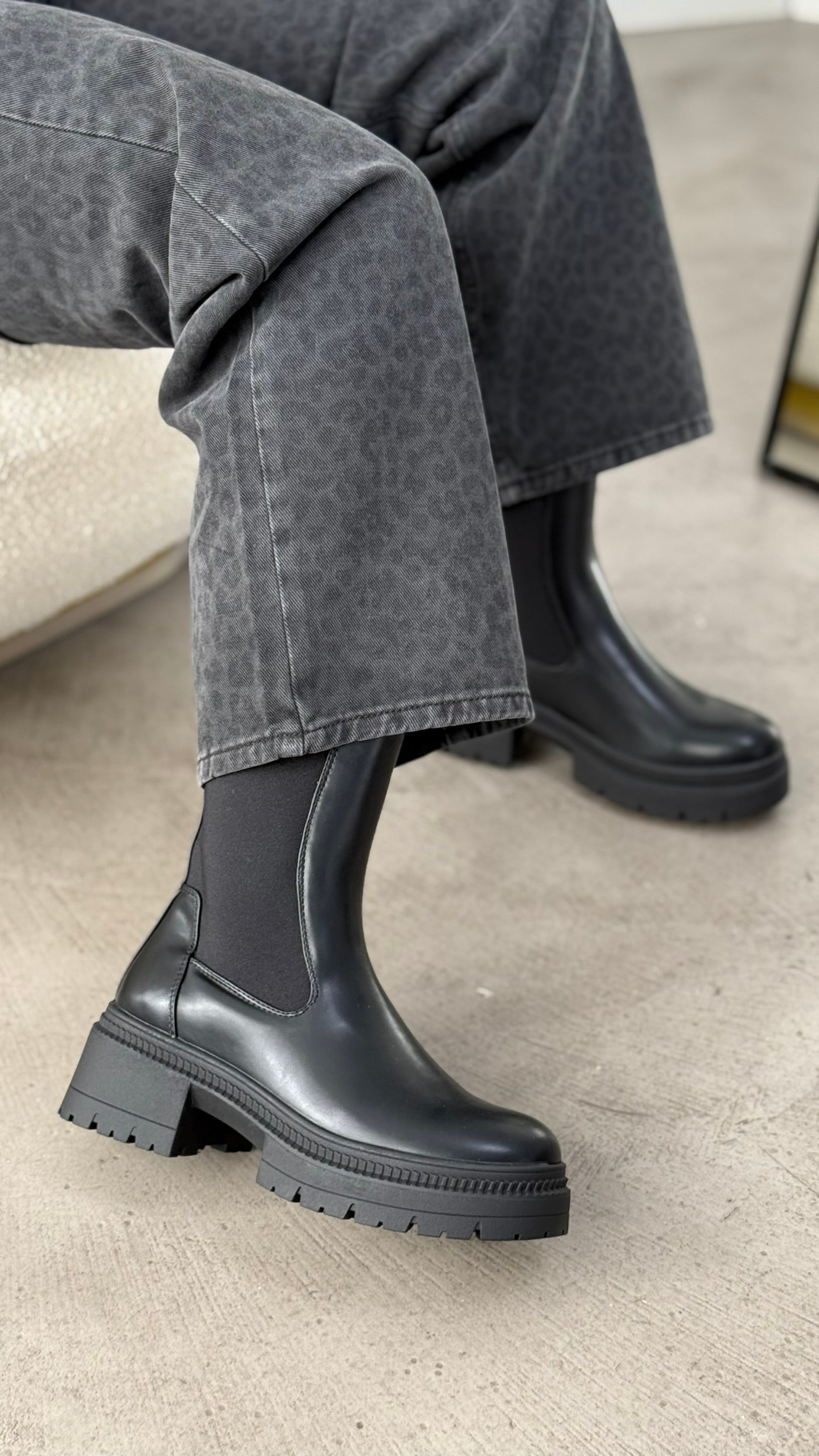 CHELSEA BOOTS
