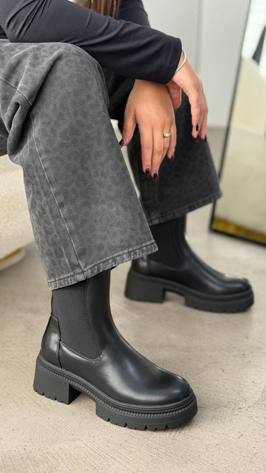 CHELSEA BOOTS