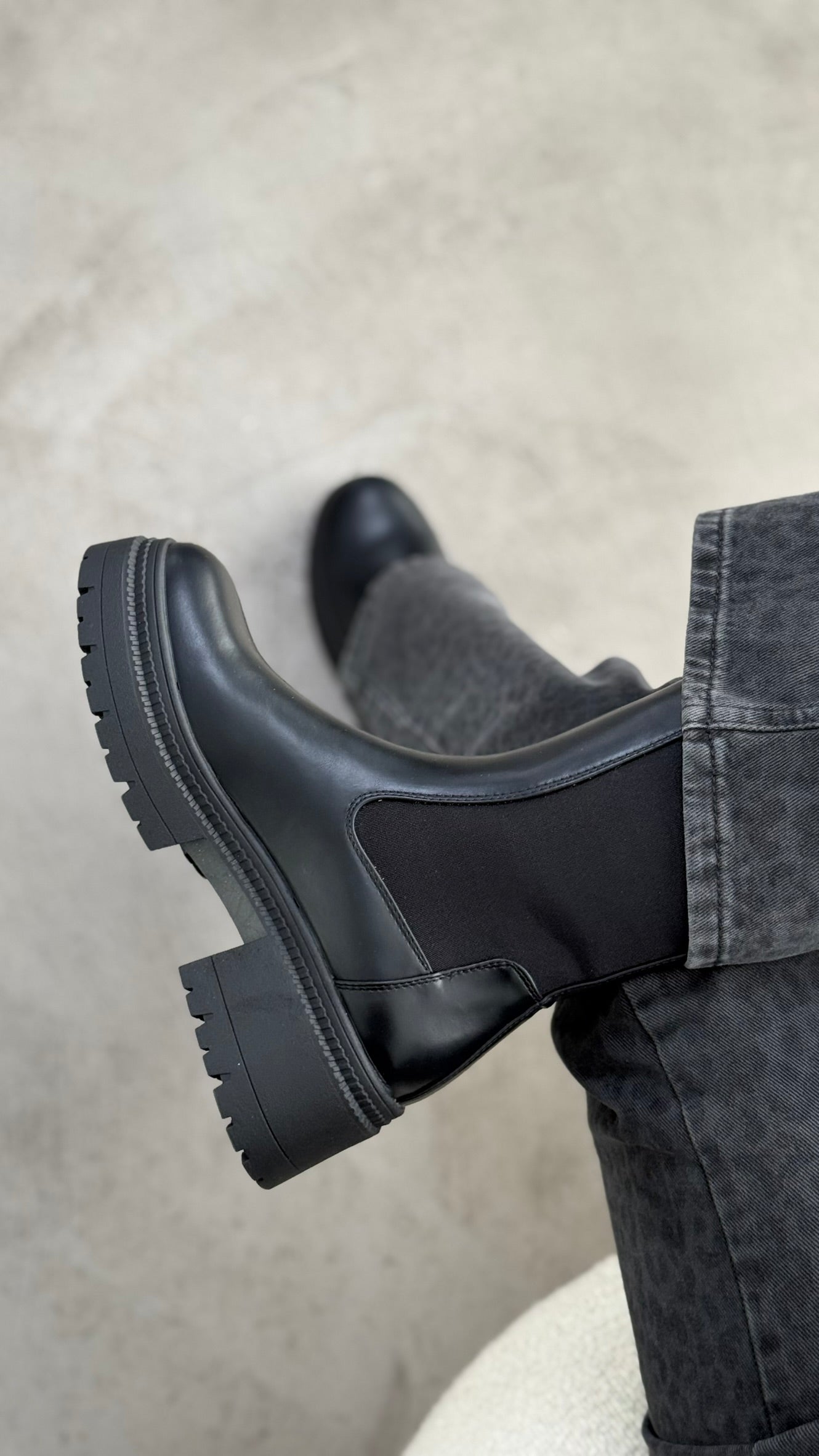 CHELSEA BOOTS