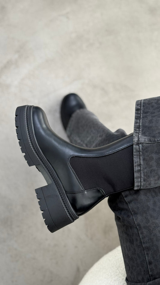 CHELSEA BOOTS