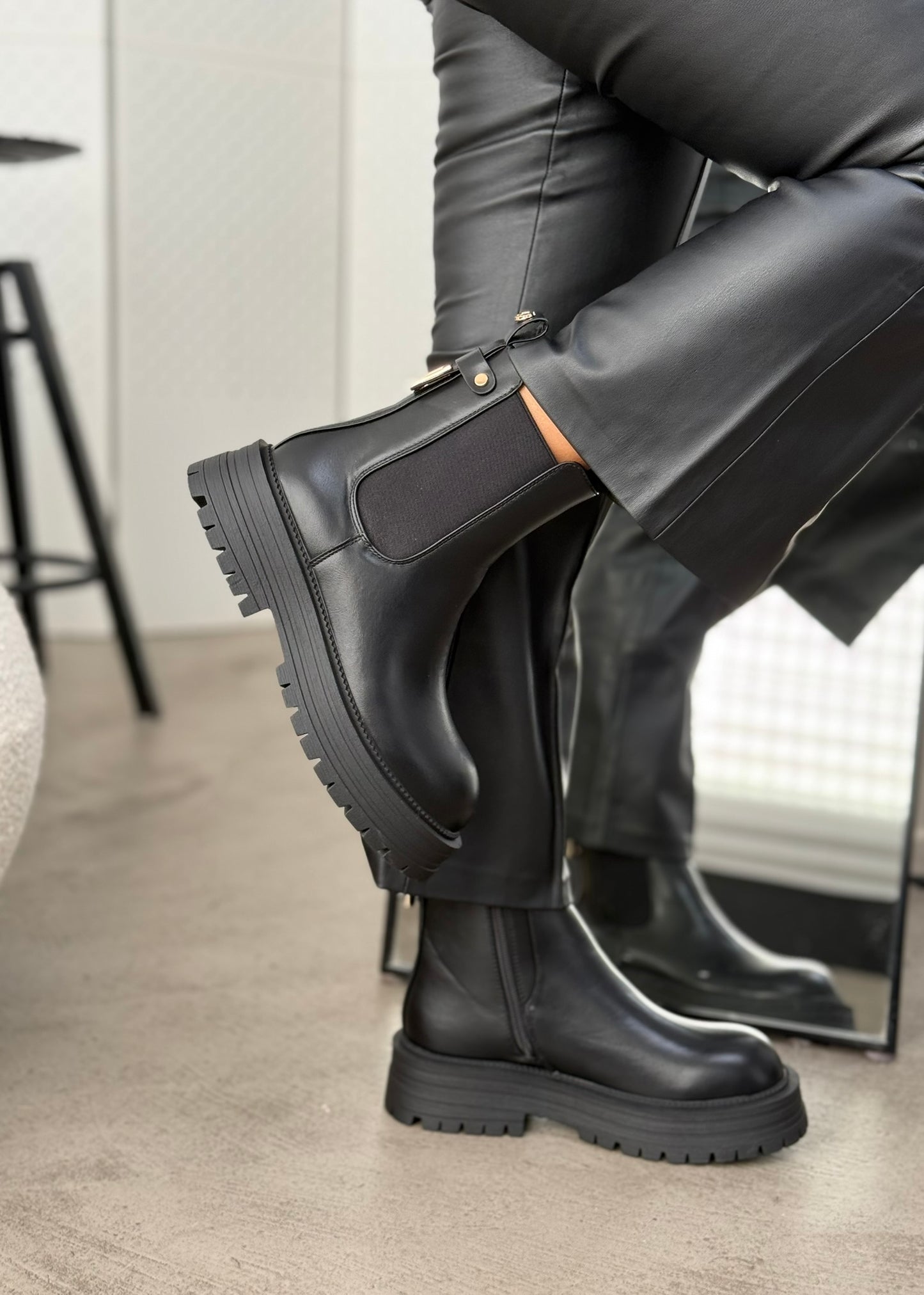 CHELSEA BOOTS