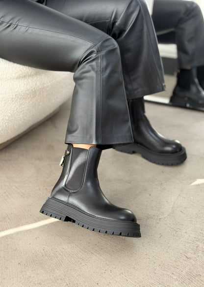 CHELSEA BOOTS