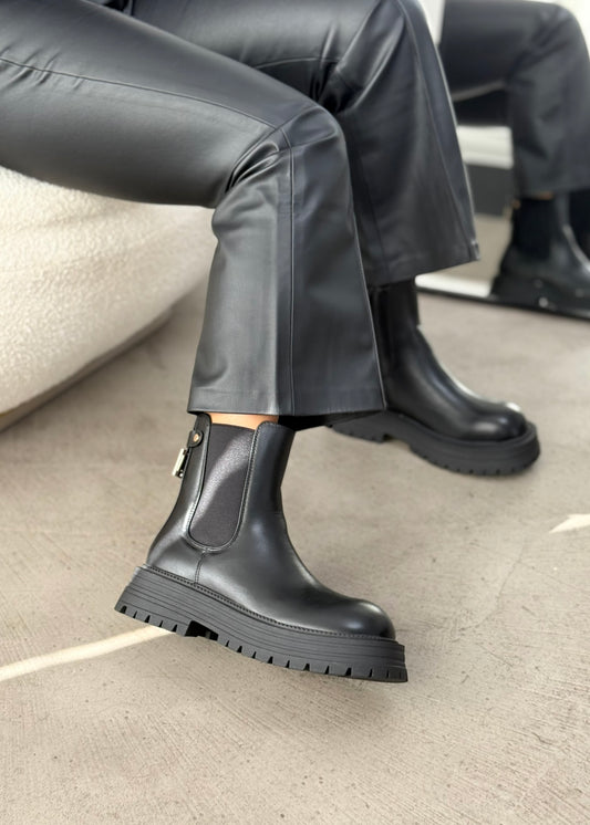 CHELSEA BOOTS