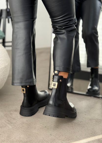 CHELSEA BOOTS