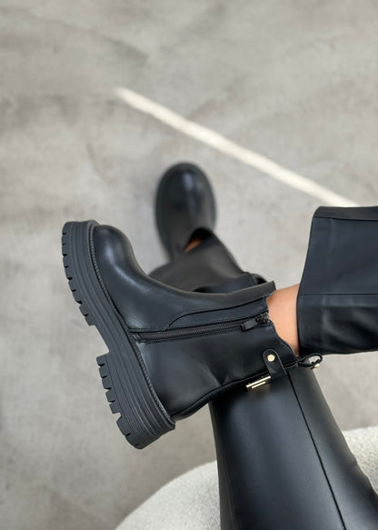 CHELSEA BOOTS