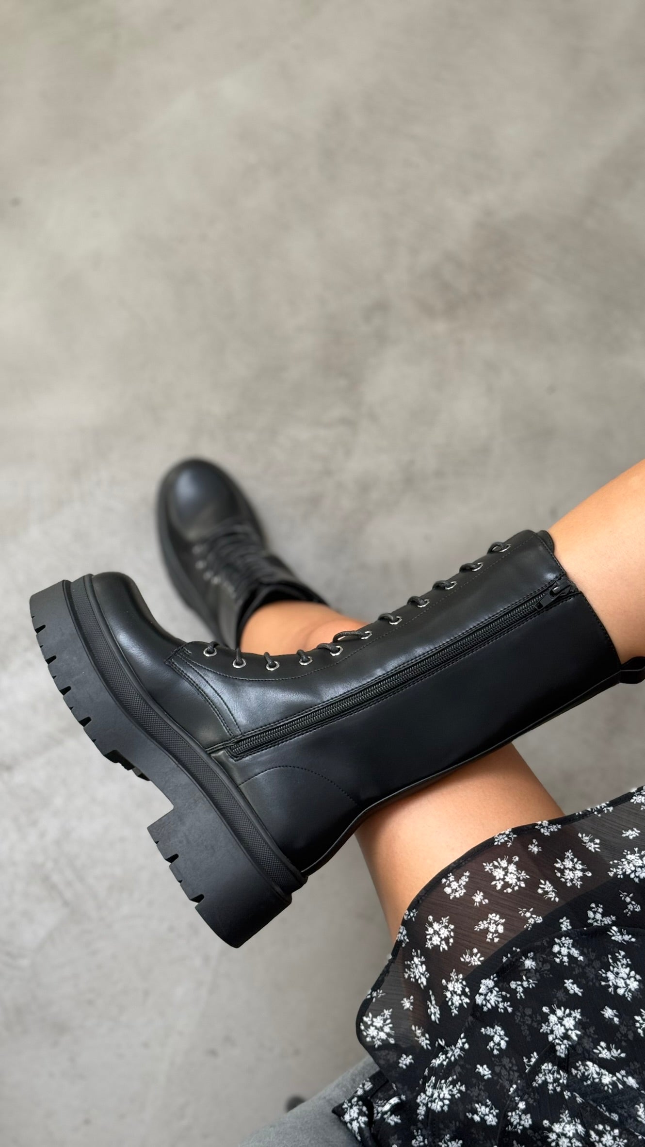 COMBAT BOOTS