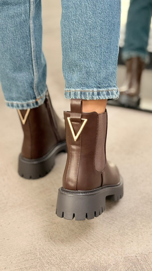 CHELSEA BOOTS