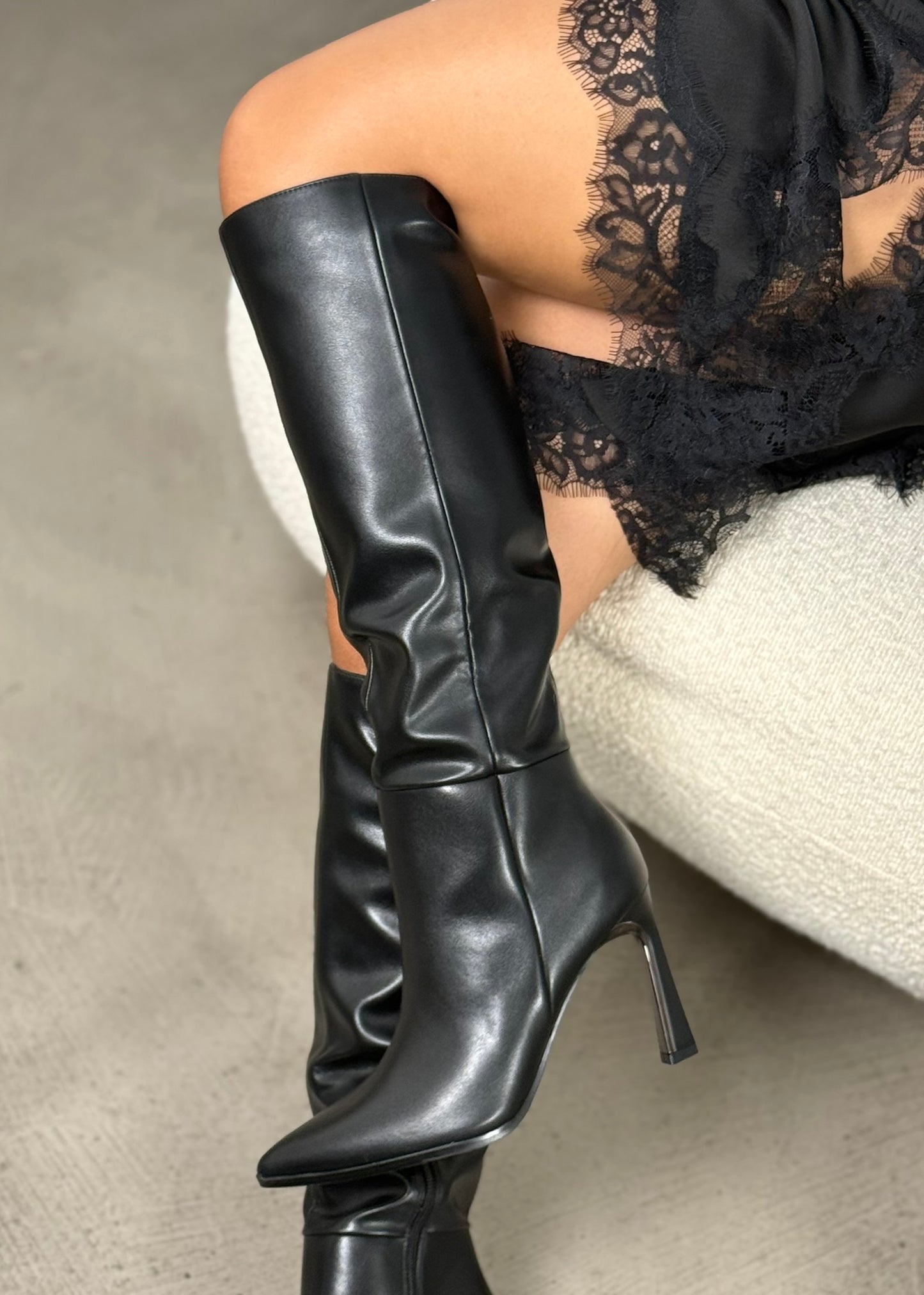 POINTED TOE BOOTS
