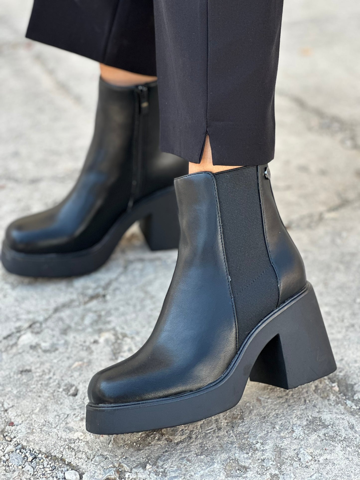 BLOCK HEEL BOOTIES