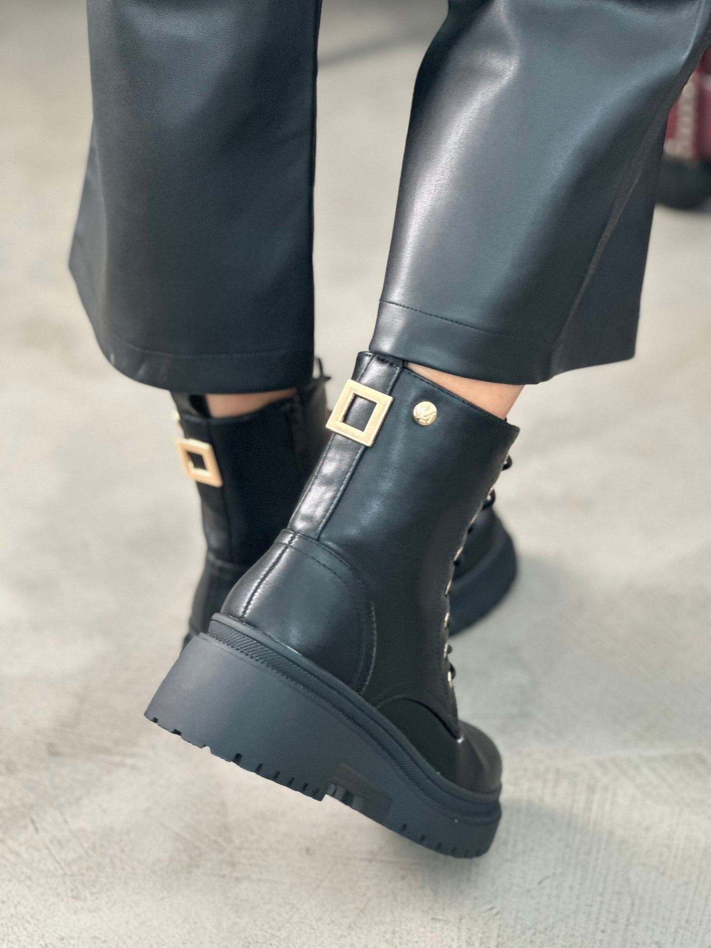 COMBAT BOOTS