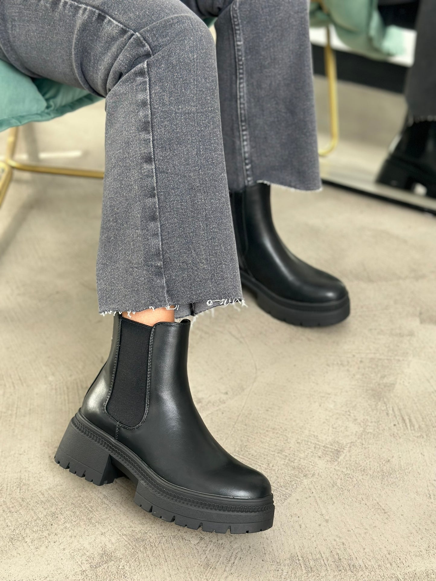 CHELSEA BOOTS