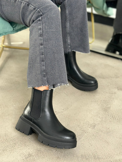 CHELSEA BOOTS