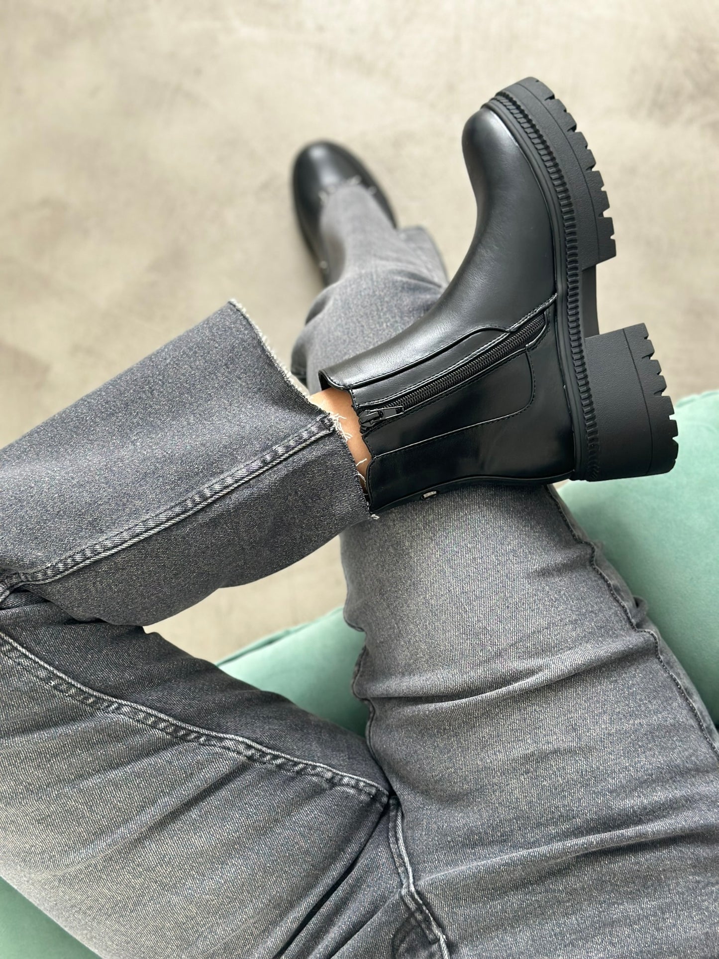 CHELSEA BOOTS