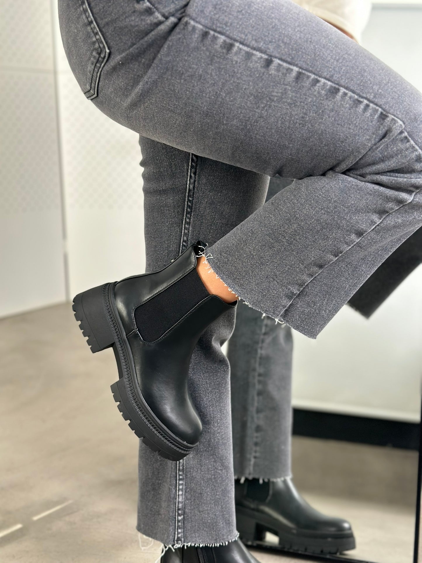CHELSEA BOOTS