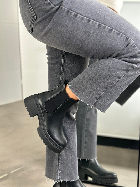 CHELSEA BOOTS
