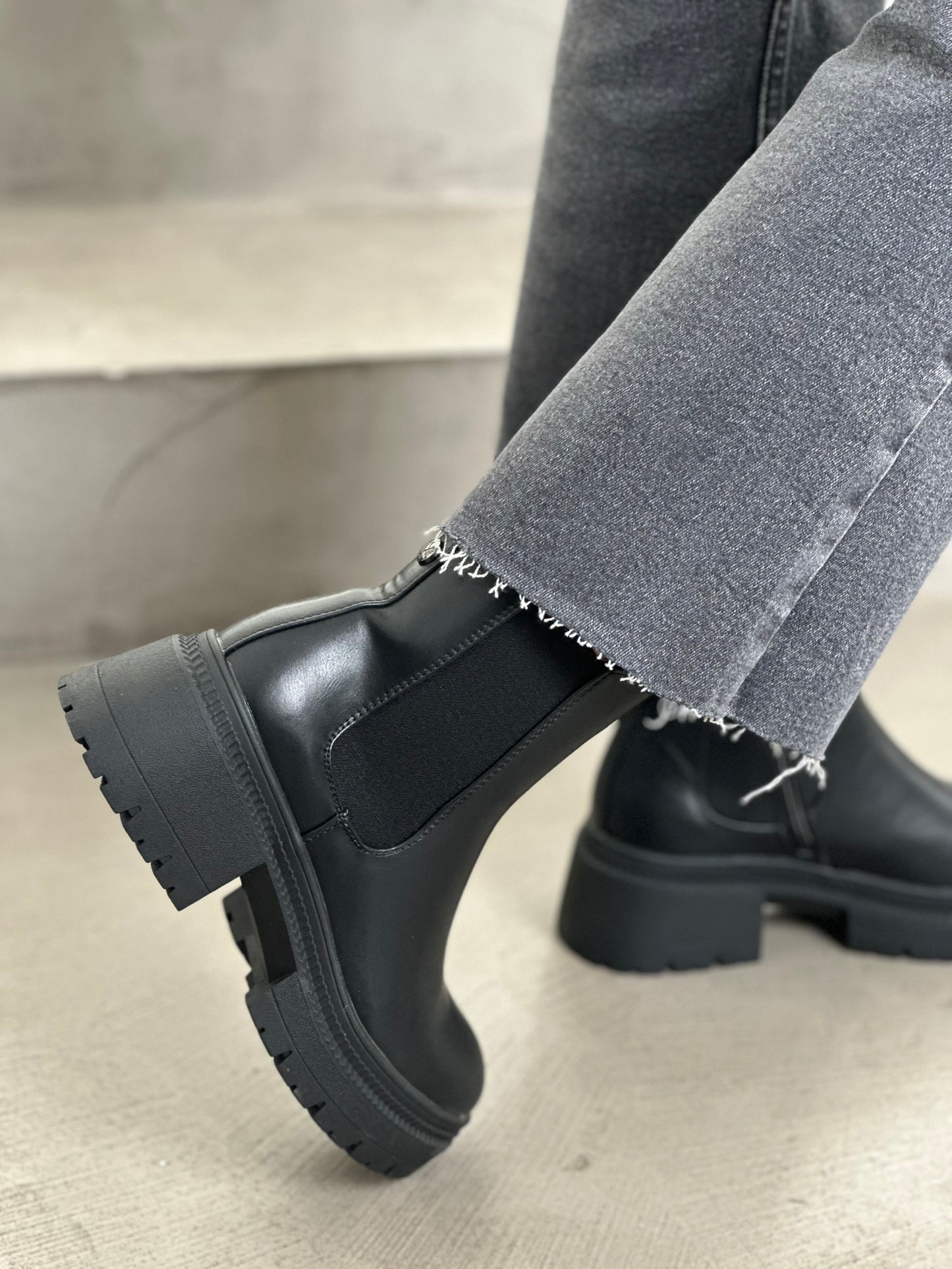 CHELSEA BOOTS