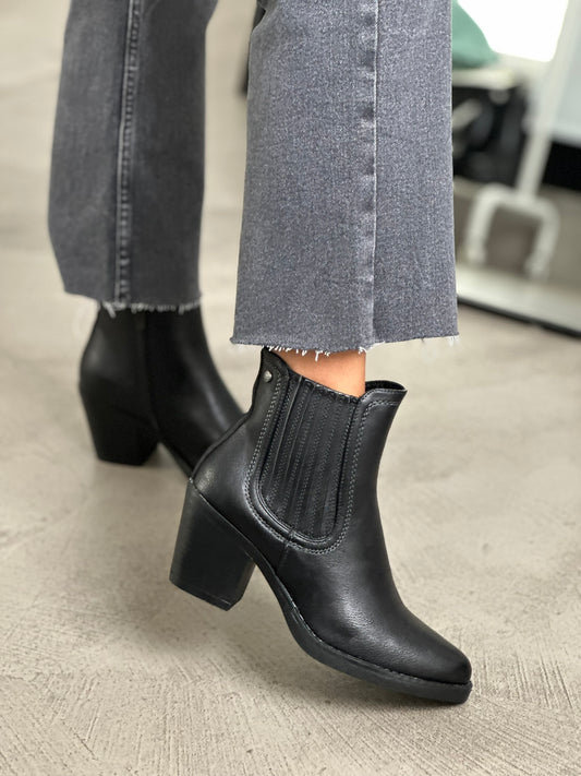ANKLE BOOTS