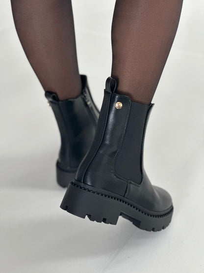 CHELSEA BOOTS