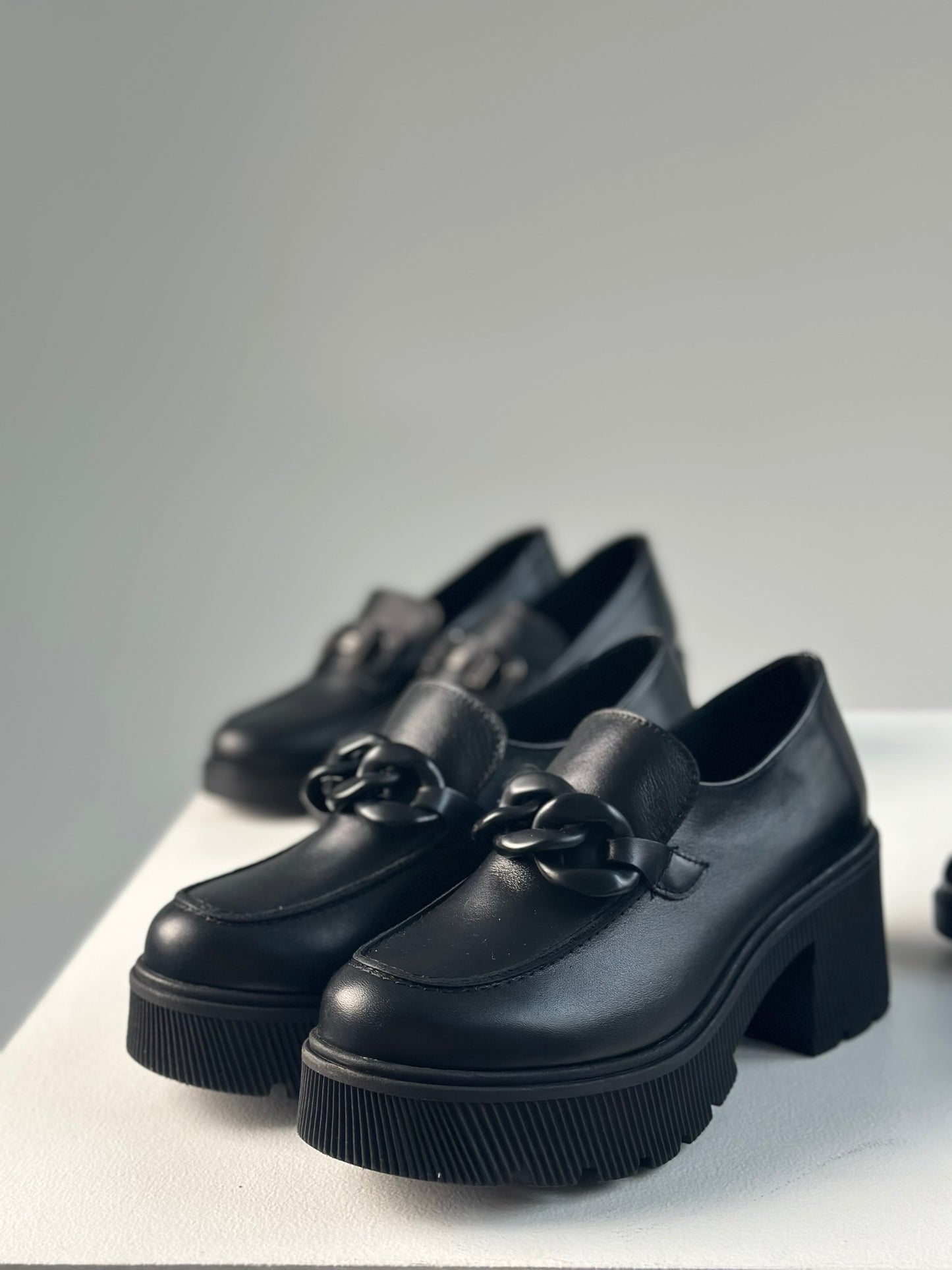 Loafers δερμάτινα chunky με αλυσίδα Ragazza