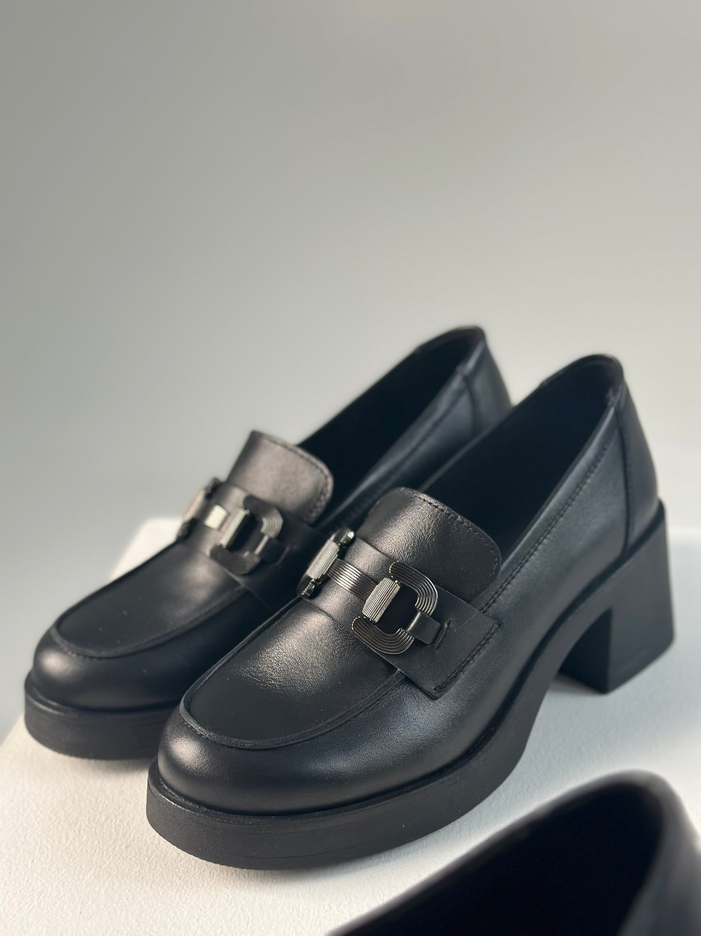 Loafers δερμάτινα με τακούνι Ragazza