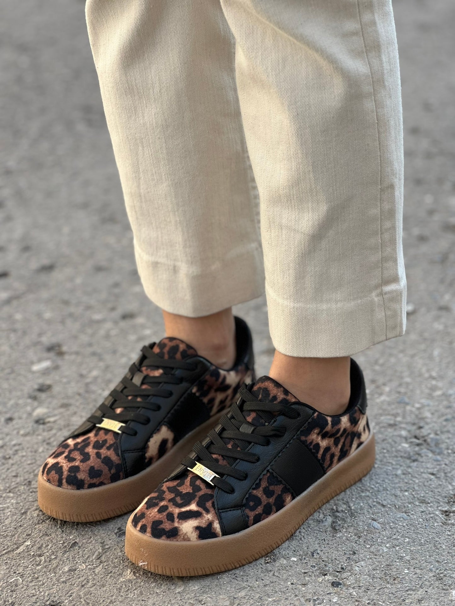 LOW TOP SNEAKERS