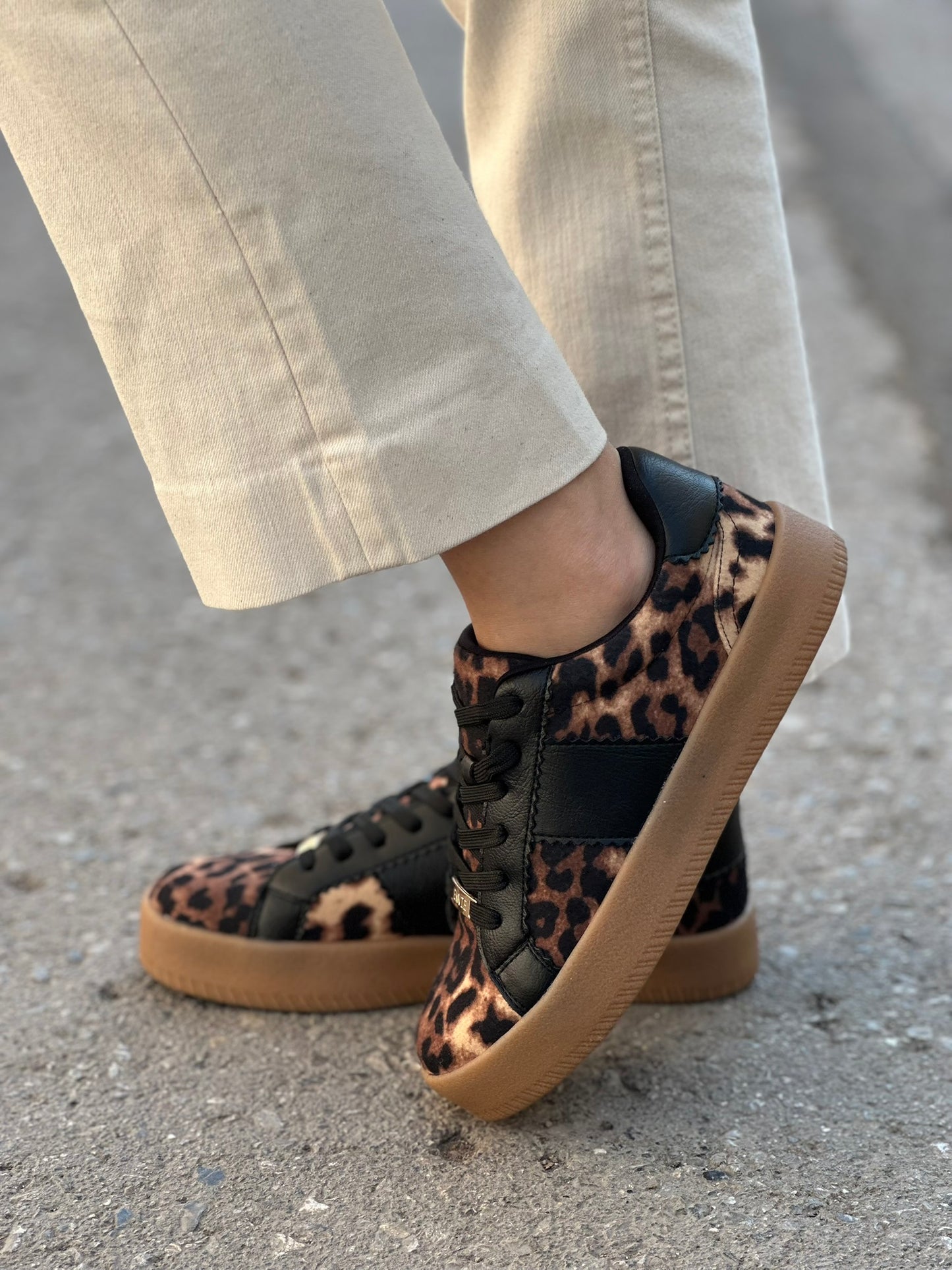 LOW TOP SNEAKERS