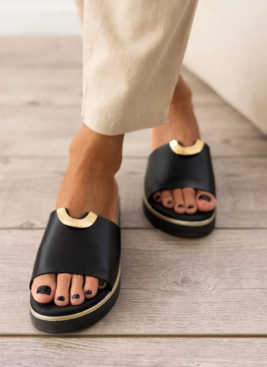 Σανδάλια flatforms δερμάτινα με μεταλλικό σχέδιο Ragazza 01083
